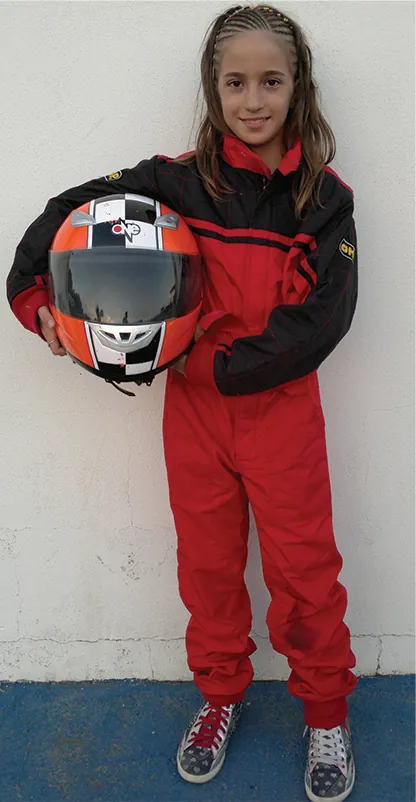 Esempio di bambina con casco integrale e tuta da kart